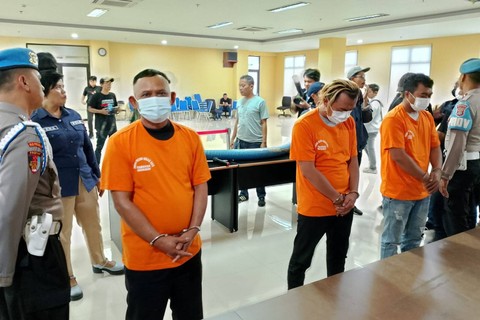 3 Pelaku yang ditangkap Polres Metro Bekasi Kota terkait bensin yang dicampur dengan air, Rabu (27/3/2024). Foto: Dok. Istimewa