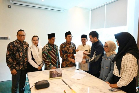 Ketua MUI Bidang Dakwah Kiai Cholil Nafis bertemu tim produser film Kiblat yang menuai kontroversi, Rabu (27/3).  Foto: Dok. Istimewa