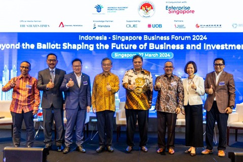 Menko Perekonomian Airlangga Hartarto (keempat dari kanan) bersama Dubes RI untuk Singapura Suryo Pratomo dan sejumlah pejabat dalam Indonesia-Singapore Forum Business 2024 di Singapura, Rabu (27/3/2024). Foto: KBRI Singapura