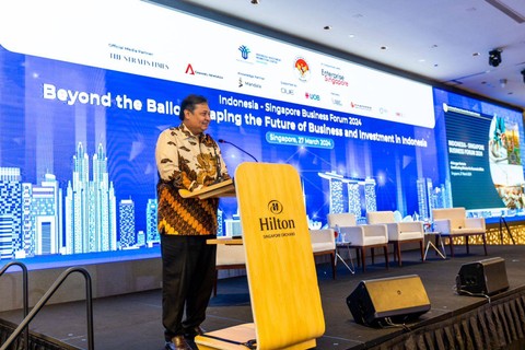 Menko Perekonomian Airlangga Hartarto memberikan sambutan di Indonesia-Singapore Forum Business 2024 di Singapura, Rabu (27/3/2024). Foto: KBRI Singapura