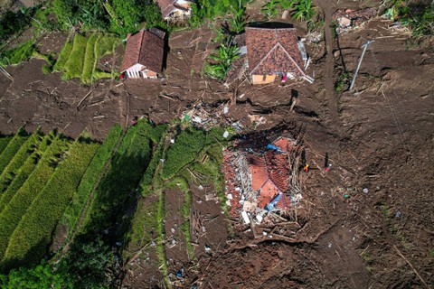 Foto udara permukiman yang tertimbun material longsor di Kampung Cigintung, Desa Cibenda, Kecamatan Cipongkor, Kabupaten Bandung Barat, Jawa Barat, Kamis (28/3/2024). Foto: Raisan Al Farisi/ANTARA FOTO