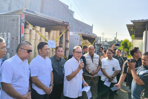 Mendag Zulhas memusnahkan barang-barang impor pengawasan post-border periode Januari-Februari 2024 oleh Balai Pengawasan Tertib Niaga Bekasi di kawasan Karang asem barat, Citeureup, Bogor, Kamis (28/3/2024). Foto: Akbar Maulana/kumparan