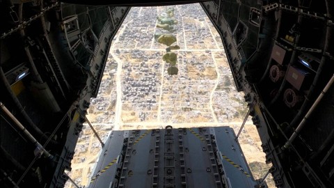 Angkatan Udara Spanyol menjatuhkan paket bantuan kemanusiaan di Jalur Gaza, Rabu (27/3/2024). Foto: Kementerian Luar Negeri Spanyol/Handout via Reuters
