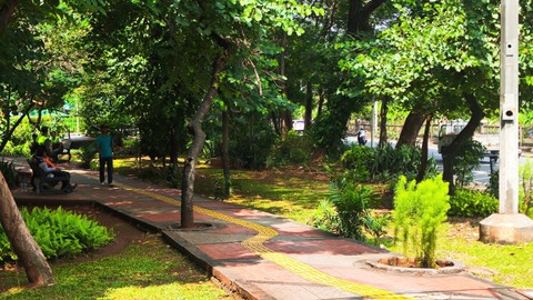 Trotoar di Jalan Pejompongan, Jakarta Pusat, yang viral dilintasi pemotor. Foto: Jonathan Devin/kumparan