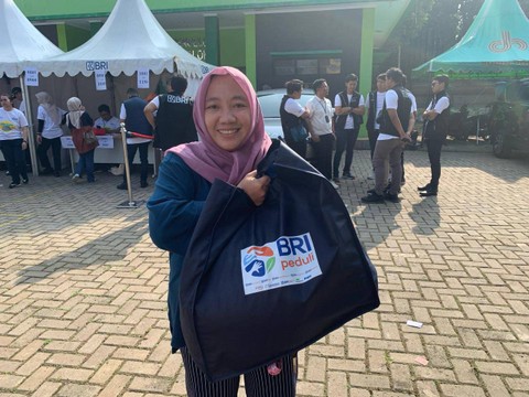 Dahlia, penerima sembako dari BRI. Foto: Moh Fajri/kumparan