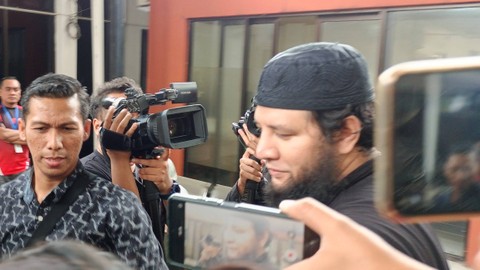 Ammar Zoni tiba di Kejaksaan Negeri Jakarta Barat, Kamis (28/3/2024). Foto: Aprilandika Pratama/kumparan