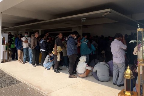 Antrean penukaran uang di Layanan Kas Keliling Terpadu di Istora Senayan, Jakarta pada Kamis (28/3/2024). Foto: Widya Islamiati/kumparan