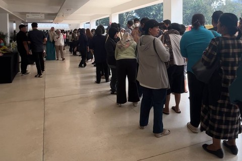 Antrean penukaran uang di Layanan Kas Keliling Terpadu di Istora Senayan, Jakarta pada Kamis (28/3/2024). Foto: Widya Islamiati/kumparan