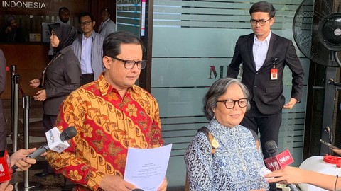 Akademisi UNJ, Ubedilah Badrun (kiri), dan Guru Besar UI, Sulistyowari Iriani (kanan) mewakili 300 guru besar mendaftar sebagai AMICUS CURIAE ke Mahkamah Konstitusi (MK) untuk PHPU Pilpres 2024 pada hari ini Kamis (28/3/2024). Foto: Luthfi Humam/kumparan