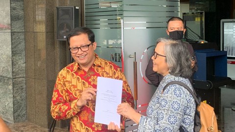 Akademisi UNJ, Ubedilah Badrun (kiri), dan Guru Besar UI, Sulistyowari Iriani (kanan) mewakili 300 guru besar mendaftar sebagai AMICUS CURIAE ke Mahkamah Konstitusi (MK) untuk PHPU Pilpres 2024 pada hari ini Kamis (28/3/2024). Foto: Luthfi Humam/kumparan