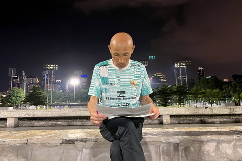 Pelatih Timnas Wanita Indonesia, Satoru Mochizuki, saat melakukan seleksi untuk Piala Asia Wanita U-17 di Lapangan ABC, Senayan, Jakarta. Foto: Aji Nugrahanto/kumparan