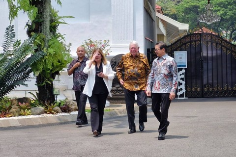 CEO Freeport Indonesia Tony Wenas bersama CEO Freeport-McMoRan Richard Adkerson, dan Dewan Komisaris Kathleen L. Quirk usai bertemu Presiden Jokowi, Kamis (28/3/2024). Foto: Nadia Riso/kumparan
