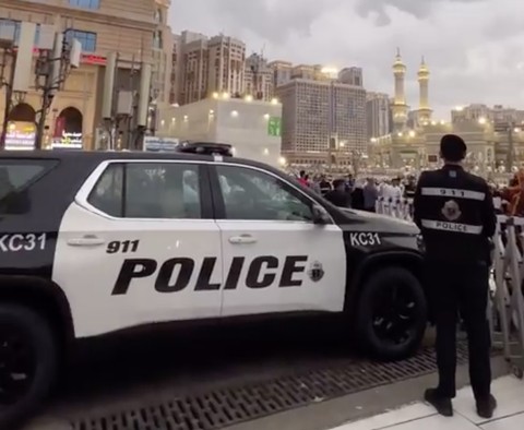 Polisi Arab Saudi berjaga di Masjidil Haram, Makkah, Maret 2024 Foto: Twitter/@security_gov