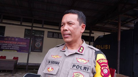 Kapolres Sekadau, AKBP I Nyoman Sudama, diwawancarai awak media usai konferensi pers pemusnahan knalpot brong. Foto: Dina Mariana/Hi!Pontianak