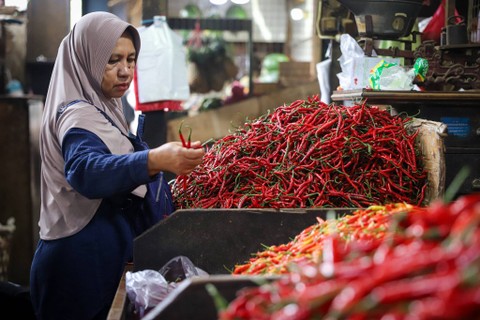 Aktivitas pembeli di Pasar Senen, Jakarta, Kamis (28/3/2024).   Foto: Iqbal Firdaus/kumparan