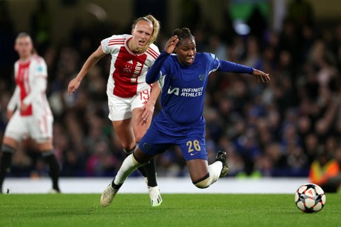 Tiny Hoekstra dari Ajax Amsterdam beraksi bersama Kadeisha Buchanan dari Chelsea di Stamford Bridge, London, Inggris, Rabu (27/3/2024). Foto: Paul Childs/REUTERS