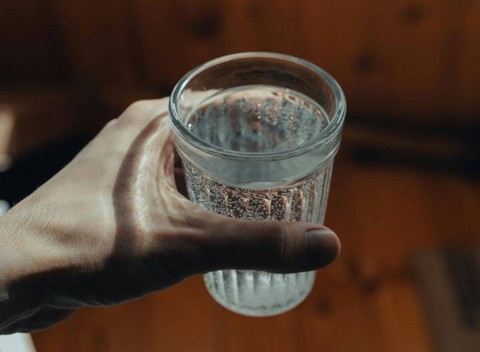 Ilustrasi kesulitan digambarkan seperti memegang air dalam gelas, sumber: Pexels.