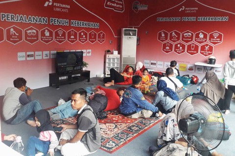 Suasana Lesehan Enduro di jalur mudik. Foto: Dok. Pertamina Lubricants 