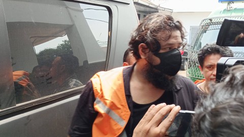 Ammar Zoni saat akan dilimpahkan ke Rutan Salemba, Kamis (28/3/2024). Foto: Aprilandika Pratama/kumparan