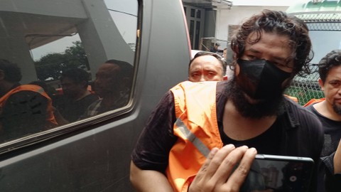 Ammar Zoni saat akan dilimpahkan ke Rutan Salemba, Kamis (28/3/2024). Foto: Aprilandika Pratama/kumparan