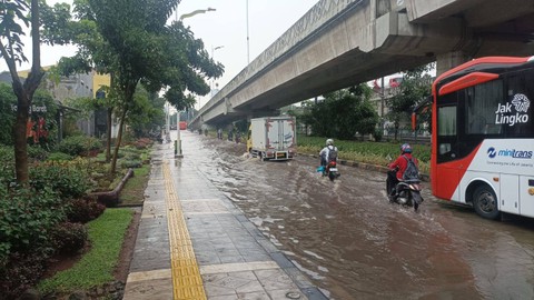 Banjir di bawah U Turn Tanjung Barat, Jakarta, Kamis (28/3/2024). Foto: Agaton Kenshanahan/kumparan