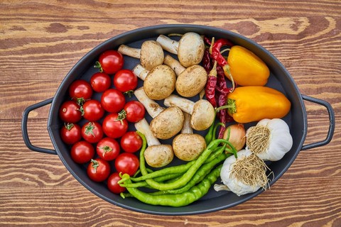 Ilustrasi makanan yang mengandung zat-zat yang diperlukan oleh tubuh dalam jumlah yang memadai disebut - Sumber: pixabay.com/engin_akyurt
