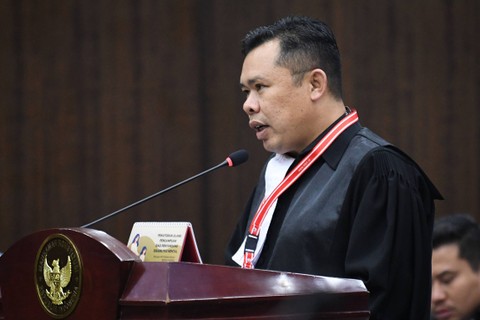 Kuasa hukum KPU Hifdzil Alim membacakan jawaban atas gugatan terhadap kliennya dalam sidang lanjutan sengketa hasil Pemilihan Presiden (Pilpres) 2024 di Mahkamah Konstitusi (MK), Jakarta, Kamis (28/3/2024). Foto: Aditya Pradana Putra/ANTARA FOTO