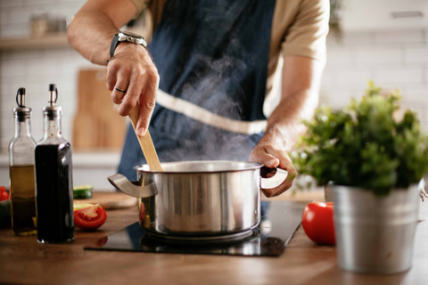 Ilustrasi menyiapkan menu sahur. Foto: Just Life/Shutterstock