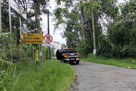 Rambu-rambu berisi larangan kendaraan besar melintas di Jembatan Kali Boyong, Sleman, Kamis (28/3/2024). Foto: Dok. Dishub Sleman