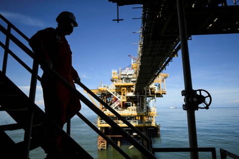 Pekerja Pertamina Hulu Mahakam menuruni tangga di anjungan lepas pantai lapangan Bekapai, Kalimantan Timur, Rabu (27/3/2024). Foto: Hafidz Mubarak A/ANTARA FOTO
