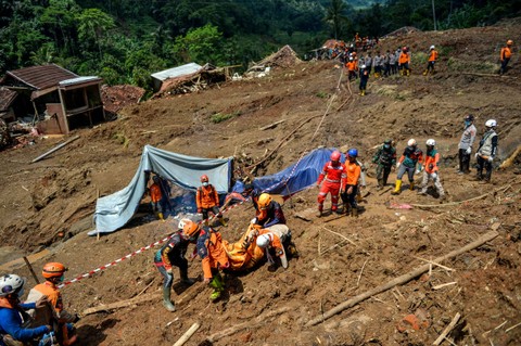 Tim SAR gabungan mengangkut jenazah korban yang tertimbun material longsor di Kampung Cigintung, Desa Cibenda, Kecamatan Cipongkor, Kabupaten Bandung Barat, Jawa Barat, Kamis (28/3/2024). Foto: Raisan Al Farisi/ANTARA FOTO