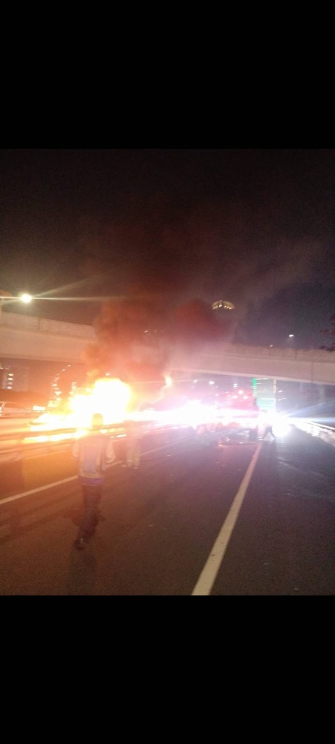 Mobil Terbakar di Tol Dalam Kota Foto: Twitter/@TMCPoldaMetro