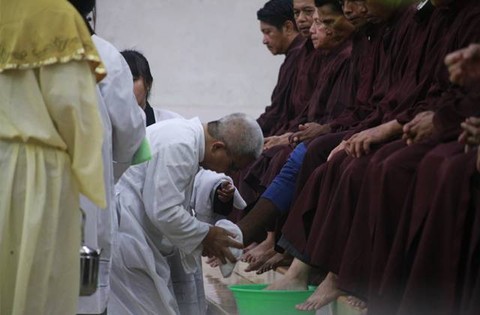 Pembasuhan Kaki di Ibadah Kamis Putih oleh Pst. Abraham Xaverianus Runtu.