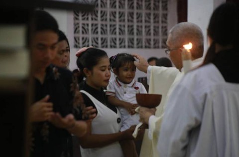 Umat menerima Komuni Kudus