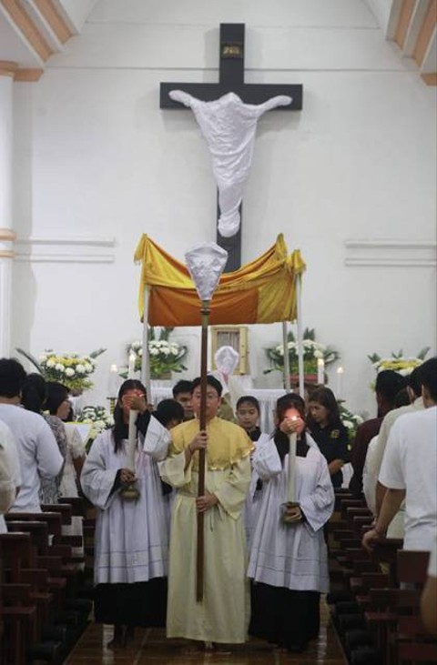 Foto: Ibadah Kamis Putih di Gereja Katolik di Manado Berjalan Khusyuk
