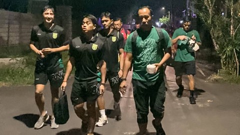 Pemain Persebaya jalan kaki usai kalahkan Arema dalam laga lanjutan Liga 1 di Stadion Kapten I Wayan Dipta, Bali, pada 27 Maret 2024. Foto: Dok. Persebaya