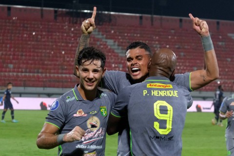 Pesepak bola Persebaya Surabaya Yan Victor (tengah) bersama rekan setim berselebrasi usai mencetak gol ke gawang Arema FC pada pertandingan BRI Liga 1 di Stadion Kapten I Wayan Dipta, Gianyar, Bali, Rabu (27/3/2024). Foto: Nyoman Hendra Wibowo/ANTARA FOTO