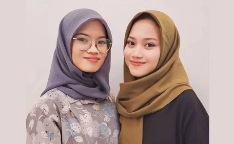 Saudara Kembar yang lolos SNBP Unair. Mia Ramadhani (kiri) dan Nia Ramadhani. Foto: Humas Unair