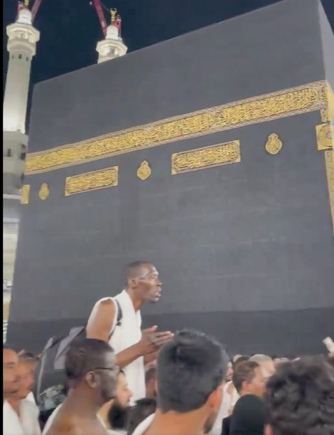 Seorang pria berbadan jangkung menarik atensi saat umrah di Masjidil Haram, 28 Maret 2024 Foto: Dok. Istimewa
