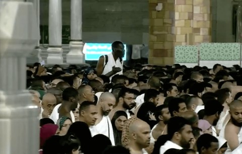 Seorang pria tampak menonjol di tengah jemaah umrah, 28 Maret 2024 Foto: Dok. AlekhbariyaTV