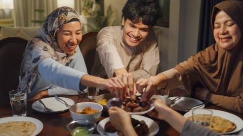 Ilustrasi Doa Berbuka Puasa, Foto: Unsplash/Tirachard.