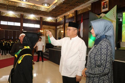 Pj Gubernur Kalbar, Harisson saat mewisuda Hafiz dan Hafizah di Pendopo Gubernur. Foto: Adpim Pemprov Kalbar