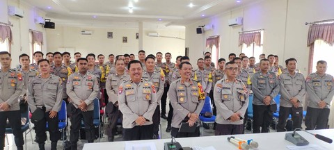 Foto bersama dalam kegiatan Anev Kinerja Bhabinkamtibmas di aula Bhayangkara Patriatama. Foto: Dok. Polres Sekadau