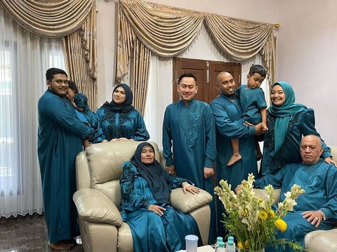 Nassar Sungkar dan keluarganya. Foto: Instagram @kingnassar88