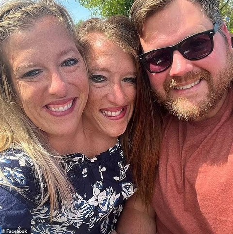 Kembar siam Abby dan Brittany Hensel  bersama Josh Bowling. Foto: Facebook