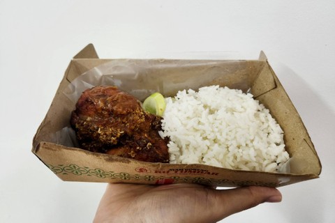 Menu ayam Goreng Bu Tumbar by Hangry. Foto: Nurlaela/kumparan