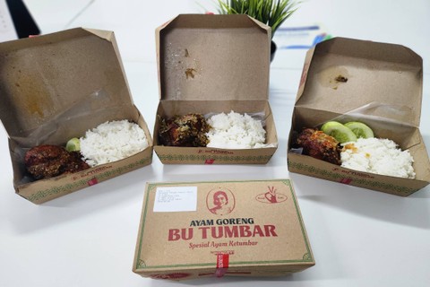 Menu ayam Goreng Bu Tumbar by Hangry. Foto: Nurlaela/kumparan