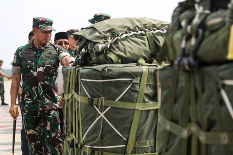 Panglima TNI Jenderal TNI Agus Subiyanto mengecek bantuan usai upacara keberangkatan bantuan kemanusiaan untuk Palestina di Lanud Halim Perdanakusuma, Jakarta, Jumat (29/3/2024). Foto: Asprilla Dwi Adha/ANTARA FOTO