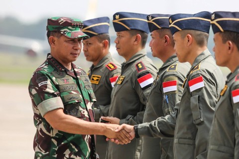 Panglima TNI Jenderal TNI Agus Subiyanto (kiri) berjabat tangan dengan prajurit yang ikut misi bantuan kemanusiaan untuk Palestina saat upacara keberangkatan di Lanud Halim Perdanakusuma, Jakarta, Jumat (29/3/2024). Foto: Asprilla Dwi Adha/ANTARA FOTO