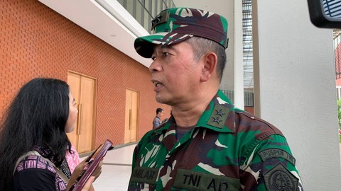Kapuspen TNI Mayjen Nugraha Gumilar di Lanud Halim, Jakarta, Jumat (29/3/2024). Foto: Luthfi Humam/kumparan